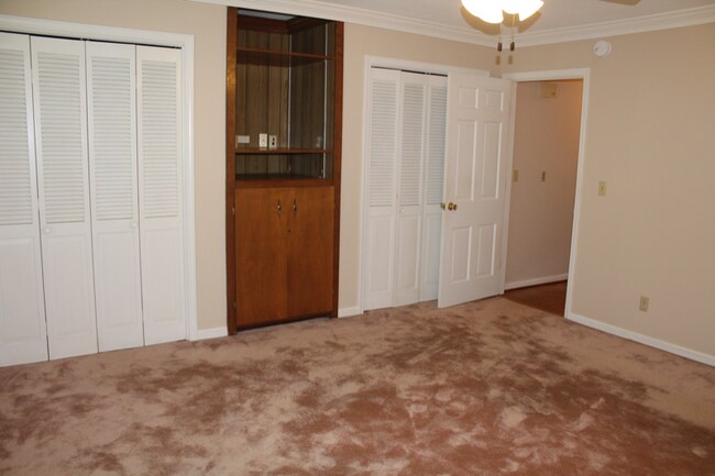 Building Photo - 611 E Mountcastle Dr