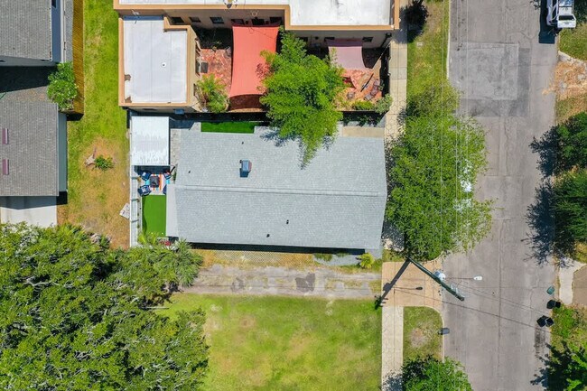 Building Photo - 353 E 6th St