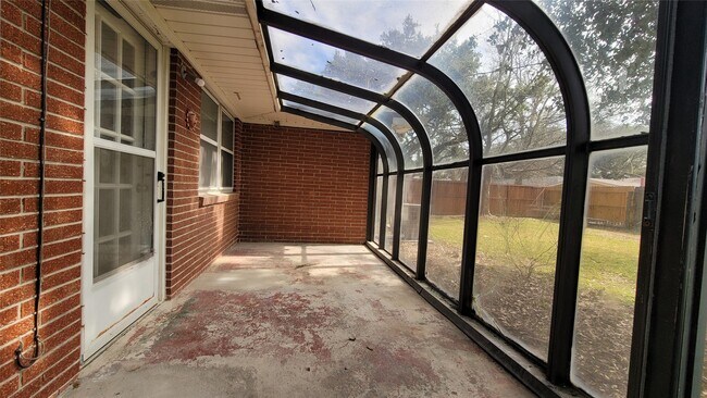 Building Photo - 801 Rosewood Dr
