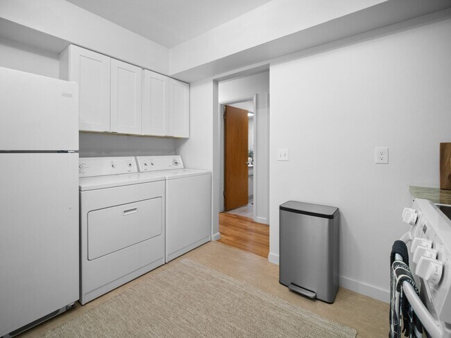 Building Photo - Beautiful FULLY FURNISHED TWO BEDROOM DUPLEX!