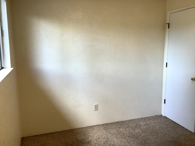 Building Photo - Townhouse Style Apartment with Private Out...
