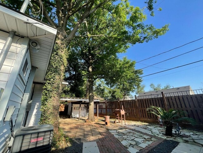 Building Photo - 7410 Ilex St