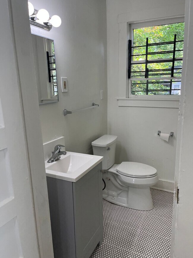 Building Photo - Spacious 2bd/1.5ba Home Minutes From W Midtown!