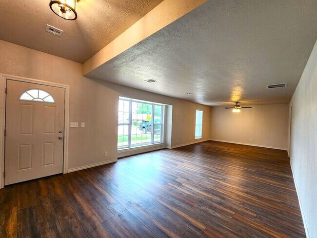 Building Photo - 4 Bed 2.5 Bath 2 Car Garage in Camelot Addition NW OKC