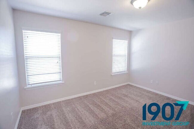 Building Photo - Spacious and modern home in the highly sou...