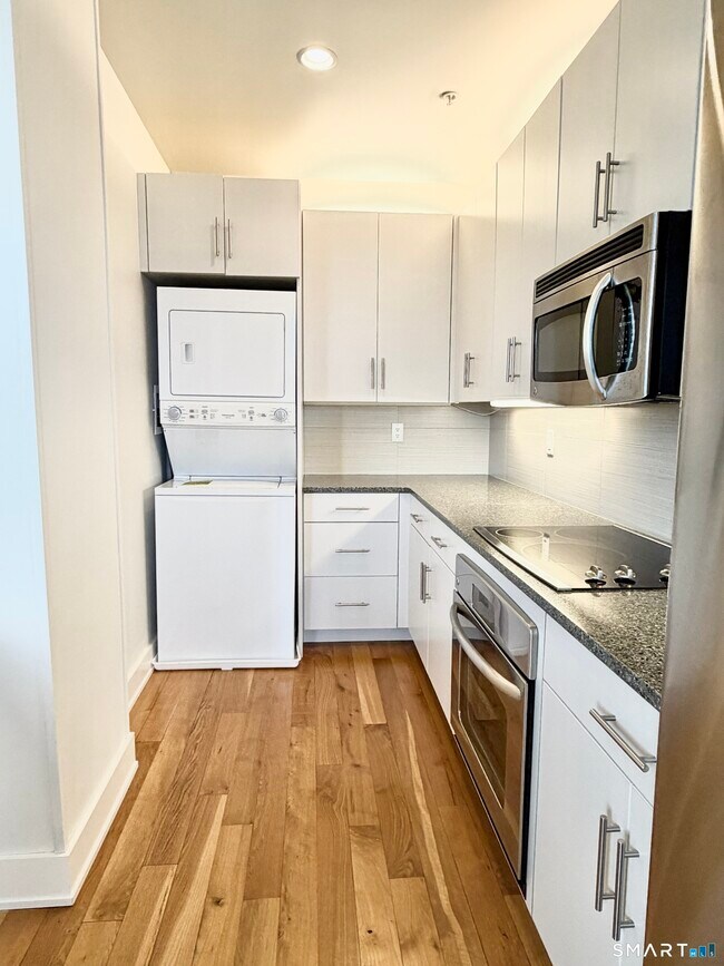 Building Photo - 60 Willow St