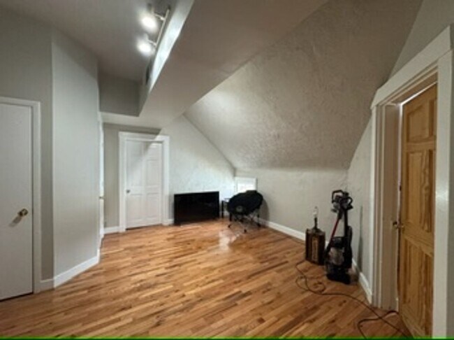 Building Photo - 26 Conklin St