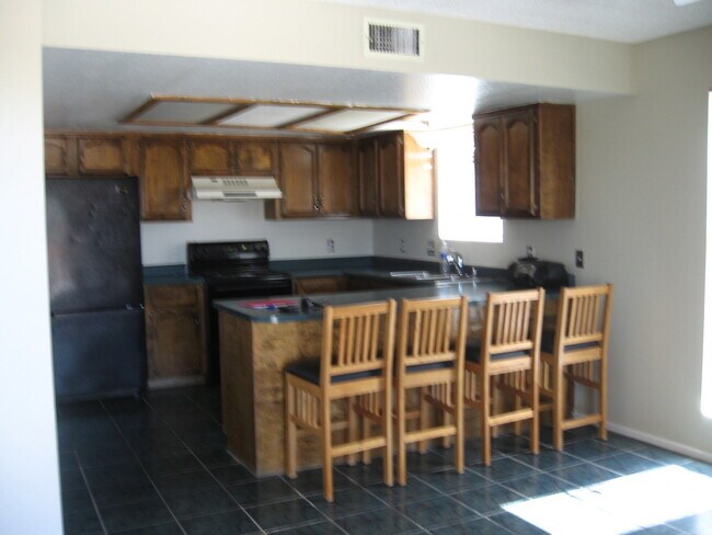 Building Photo - 545 W 37th Pl