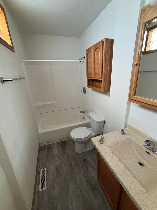 Building Photo - 128 E Davenport St