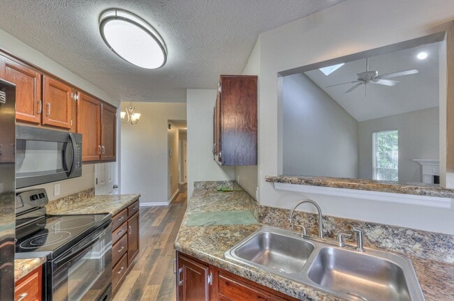 Building Photo - 1617 Roundhill Dr