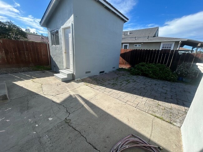 Building Photo - Adorable Two Bedroom in San Juan Bautista!