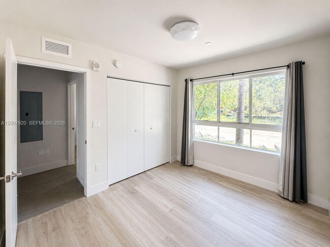 Building Photo - 2505 NE 193rd St