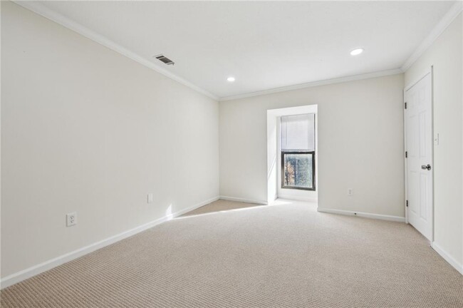 Building Photo - 24308 Plantation Dr NE