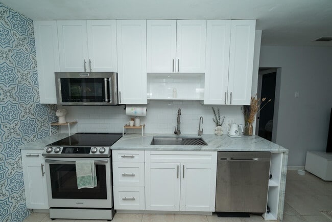 Building Photo - 1328 NE 1st Ave.