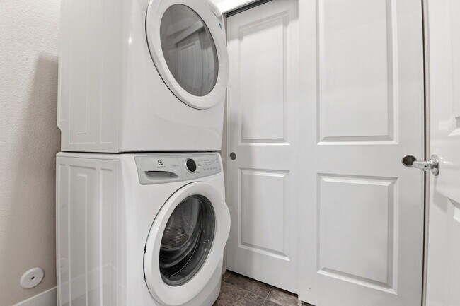 Building Photo - $1,640.95, 2-bed, 2-bath condo located in Aurora.