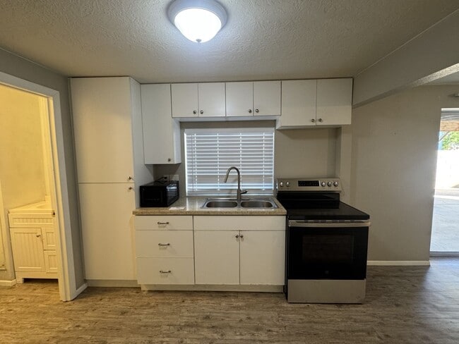 Building Photo - Large Home in Bloomington Hills