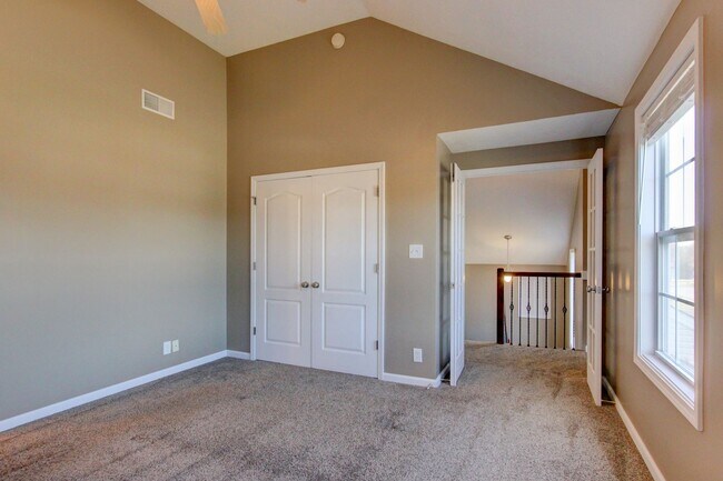 Building Photo - Well-maintained two-story home located in Arthur’s Court.