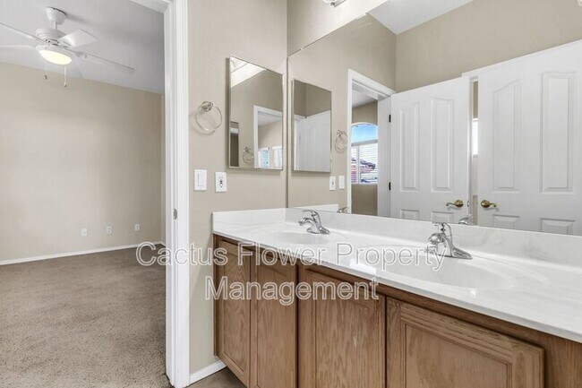 Building Photo - 2524 N Sunrise