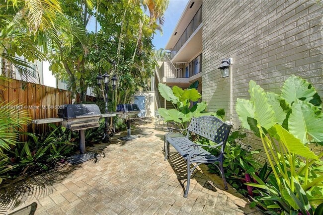 Building Photo - Spacious one bed one bath with pool!