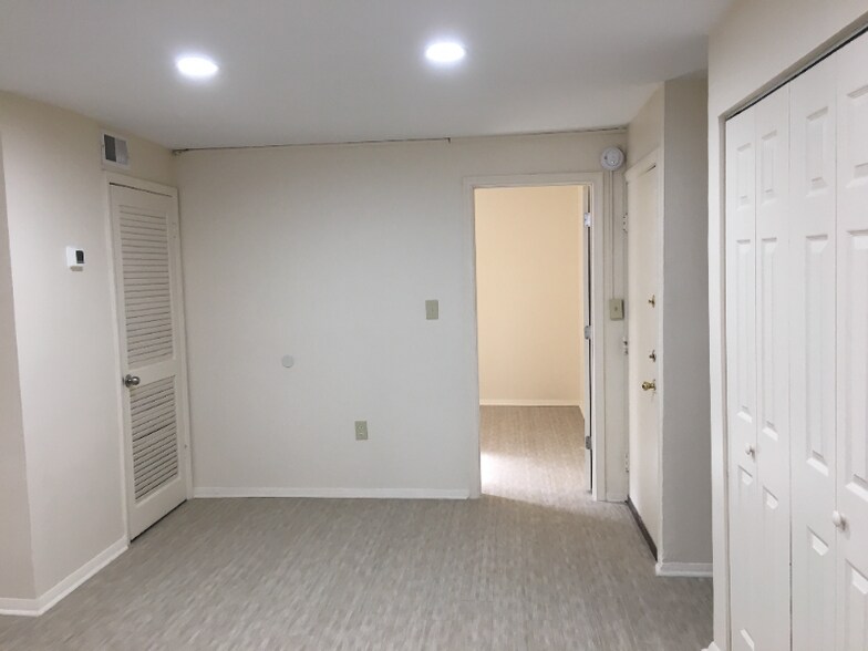 Building Photo - 810 St Paul St