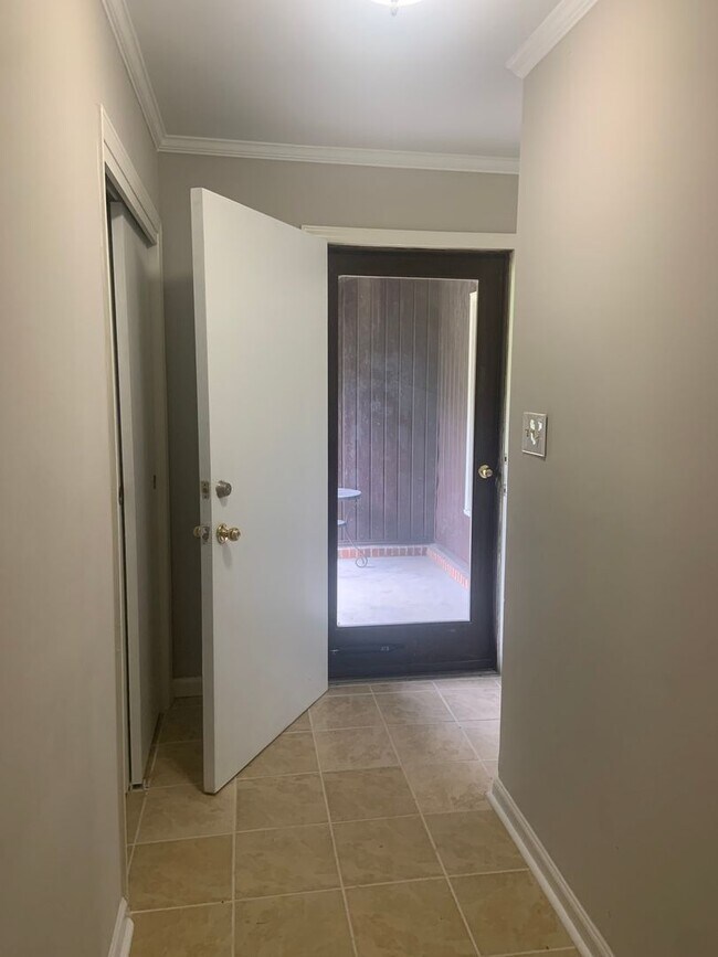 Building Photo - 3 Bedroom Located Near Four Seasons Mall