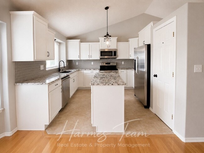 Building Photo - 5960 Grapevine Dr