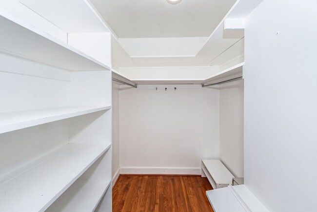 Building Photo - 6 Bedroom, 2.5 Bath House in Drayton on th...