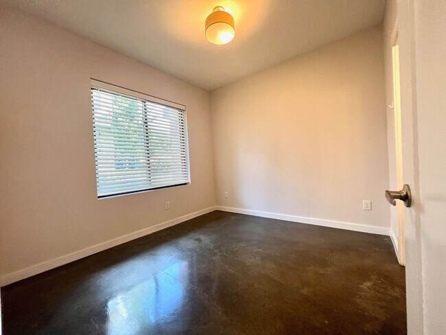 Building Photo - 3 bed/3 bath with Attached 2 Car Garage in East Nashville