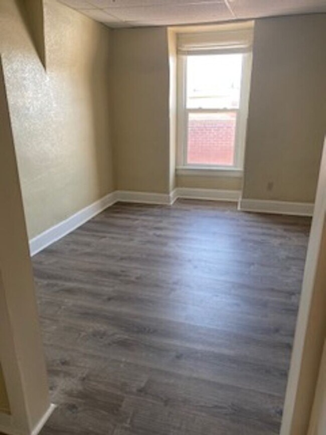 Building Photo - Updated-1 bedroom Apartment