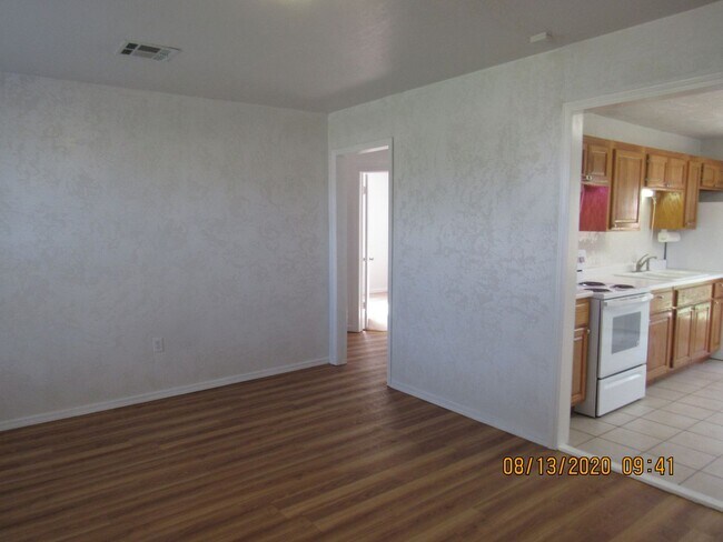 Building Photo - Located walking distance to Cameron University and Comanche Hospital !!