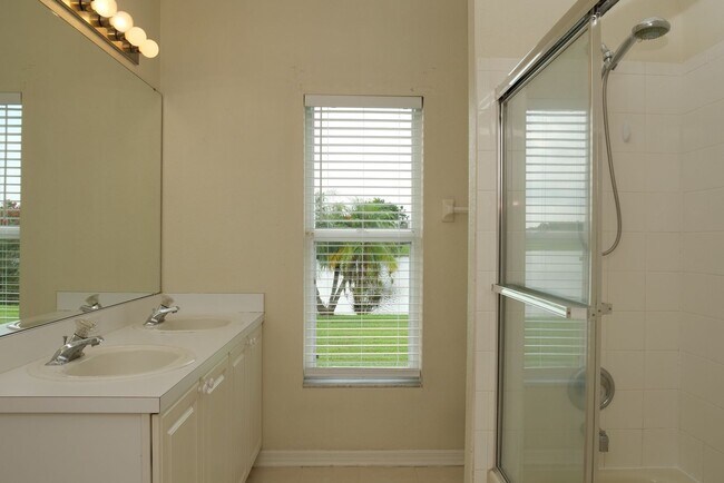 Building Photo - Beautiful, 3/2, single family, waterfront ...