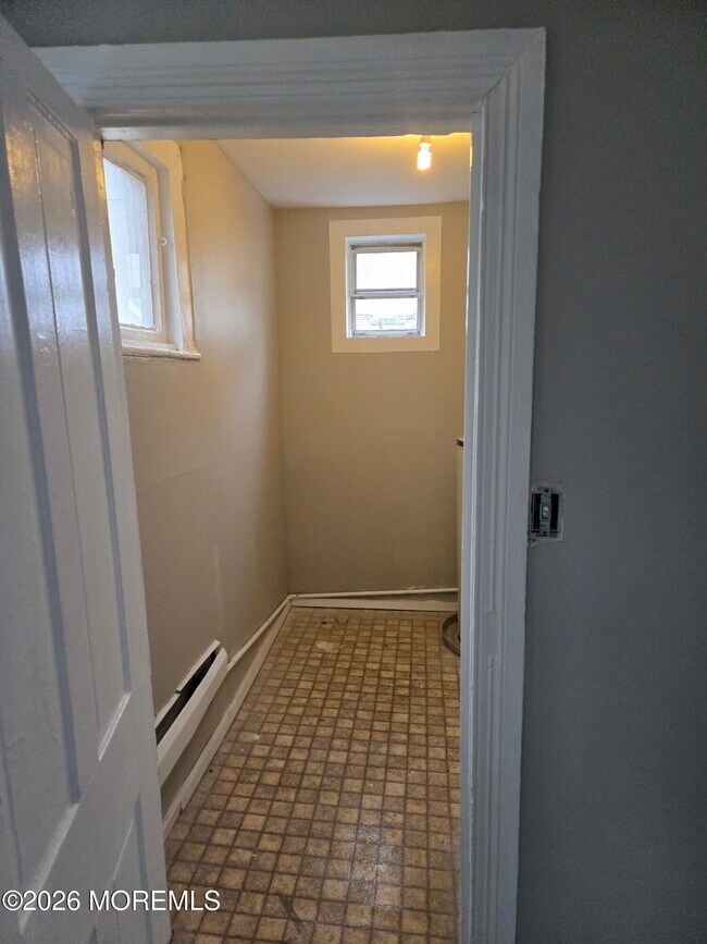 Building Photo - 43 Webb Ave