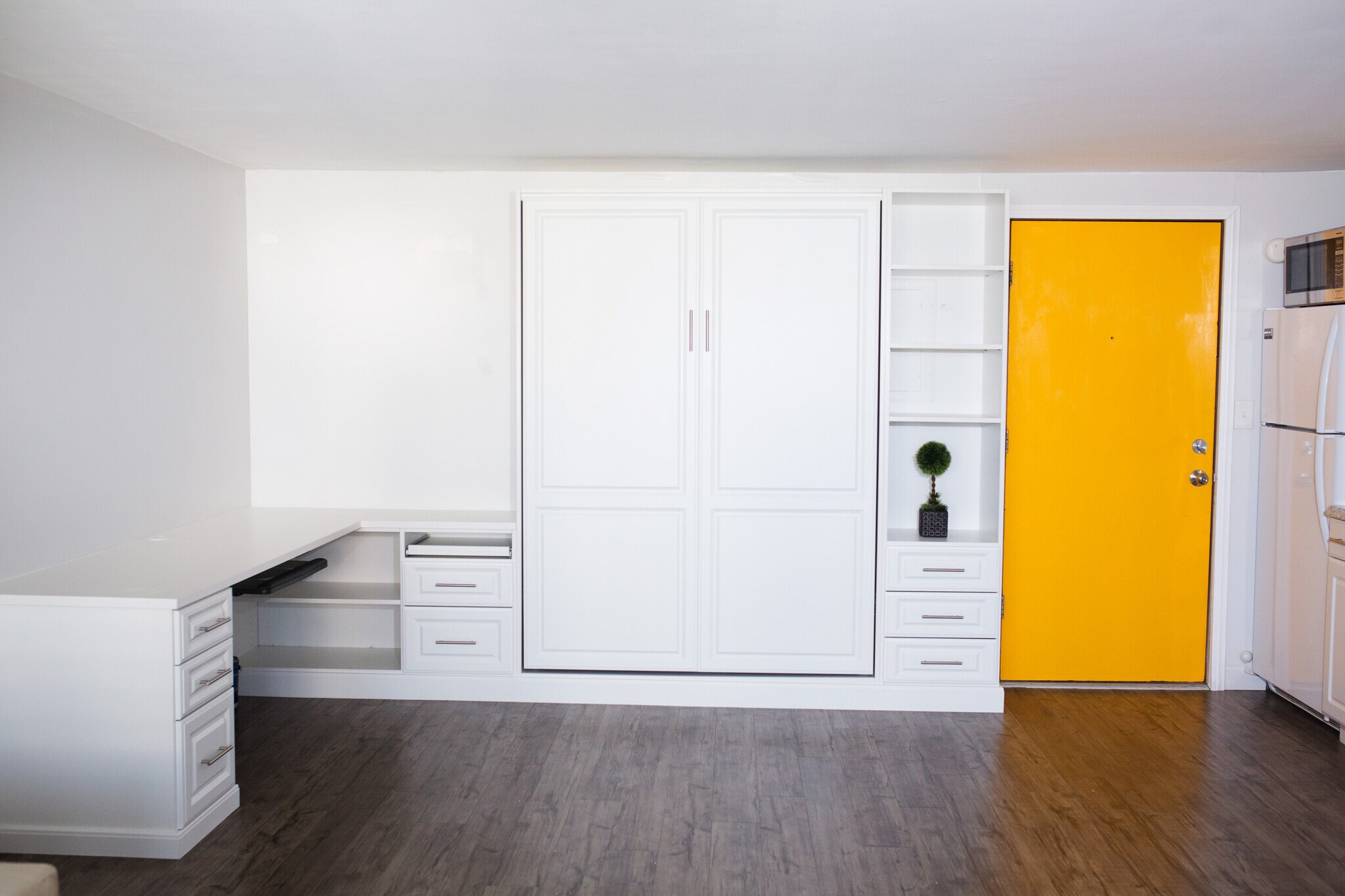 Bed folds up for entertaining guests - 824 Kinau St