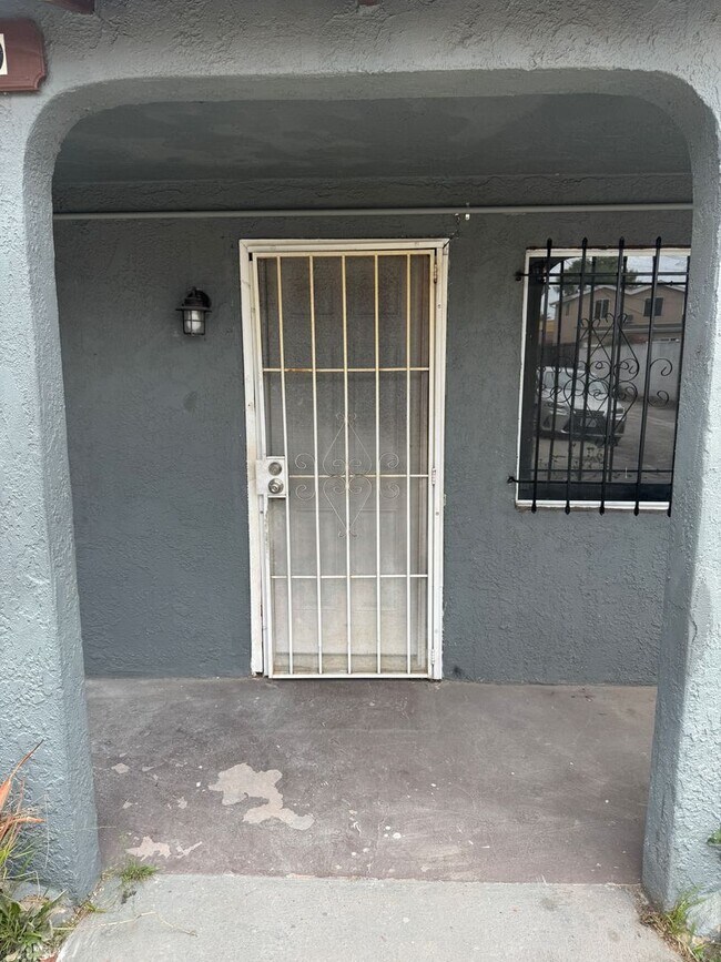 Building Photo - 6228 S Van Ness Ave