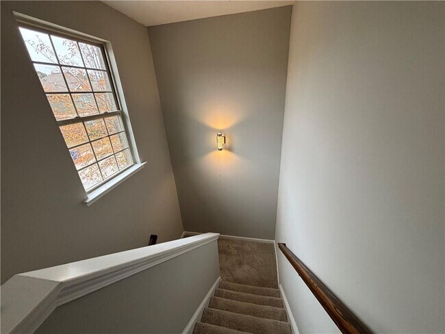 Building Photo - 518 Tulip Ln