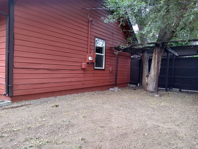 Building Photo - Charming 2 Bedroom 2 Bath w/ Large Yard, 1 Car Garage and Central Air/Heat