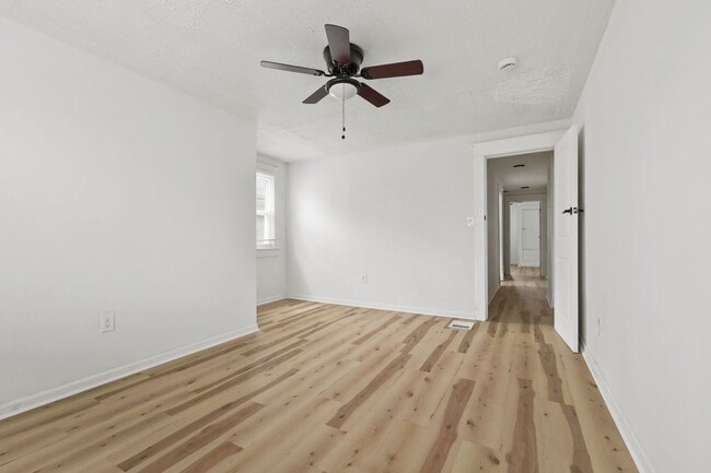 Building Photo - 822 N Bradley Ave