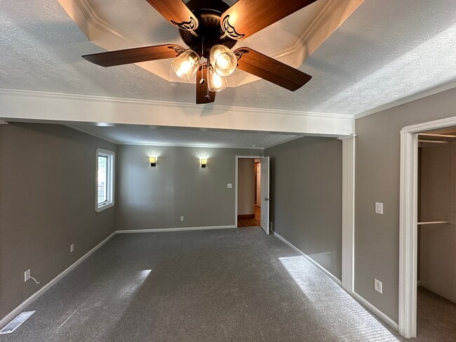 Building Photo - 5990 Edgehill Dr