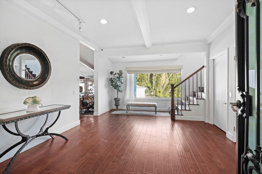 Entry - 3511 Berry Dr