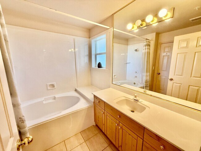 Building Photo - 1845 W Canyon View Dr
