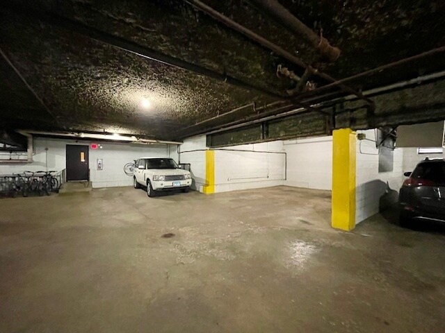 Building Photo - 960 S River Rd