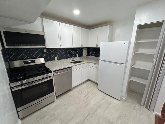 Building Photo - 14 Canterbury Sq