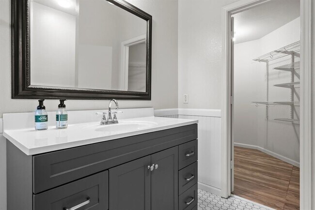 Building Photo - 298 Hogan