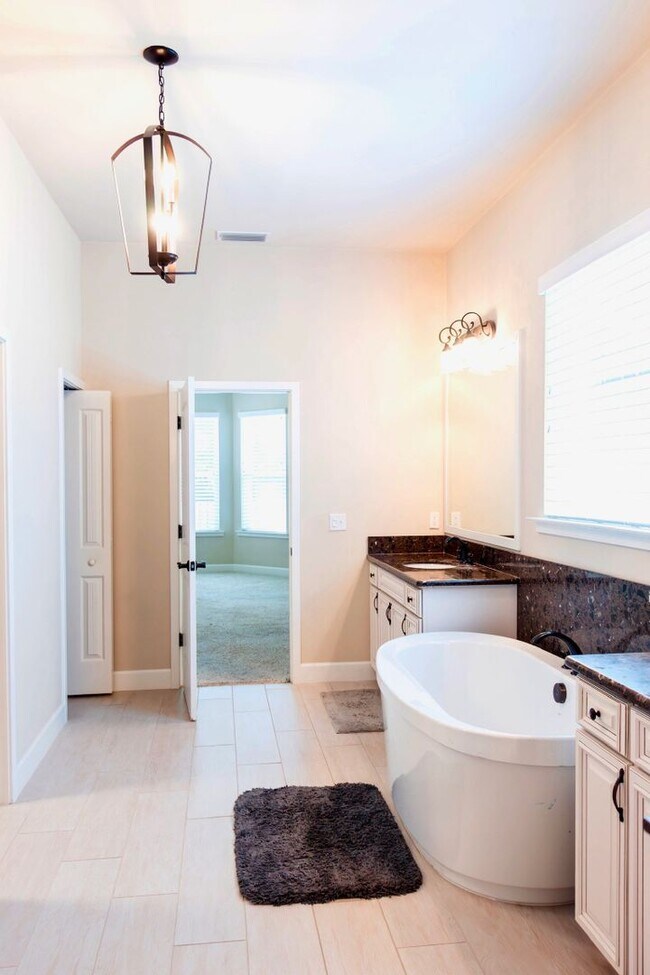 Building Photo - Vibrant 4/3 home in Longleaf!