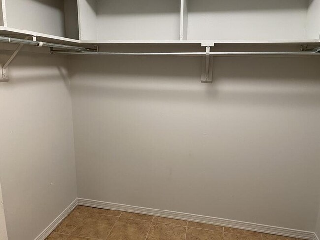 Building Photo - 200 Autumn Dr