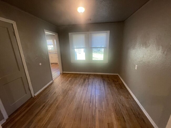 Building Photo - 3 bed, 1 bath , beautiful wood floors, fen...