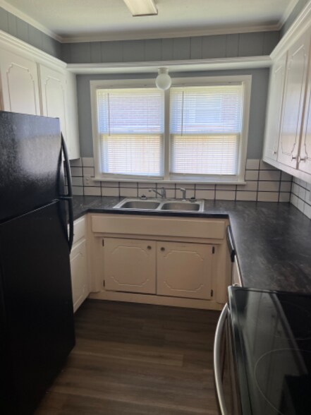 Building Photo - 2026 E Frank Phillips Blvd