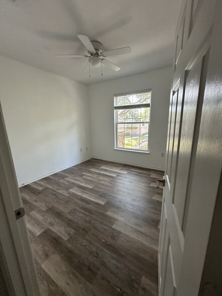 Building Photo - 10123 Courtney Palms Blvd