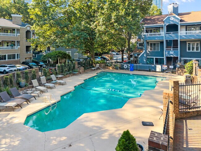 Building Photo - 425 W 8th St