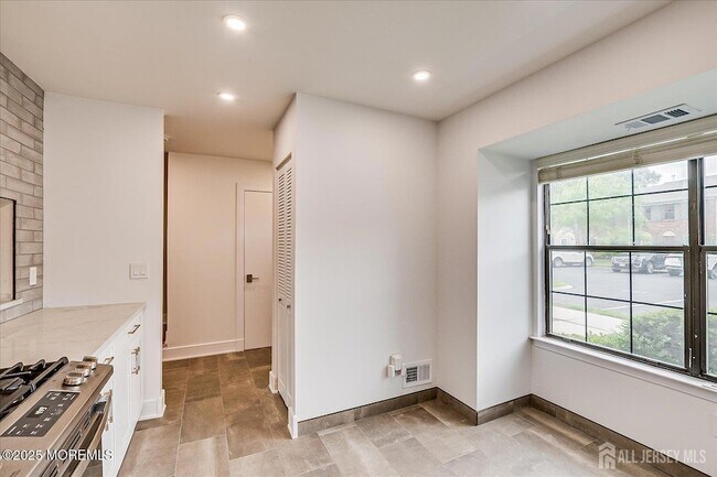 Building Photo - 369 Bromley Pl